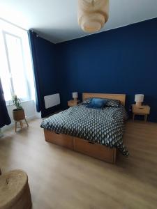 Ένα ή περισσότερα κρεβάτια σε δωμάτιο στο Logis cosy du centre ville