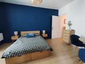 Ένα ή περισσότερα κρεβάτια σε δωμάτιο στο Logis cosy du centre ville