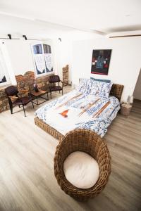 un dormitorio con una cama y una silla en Moulin de Schwabwiller, en Schwabwiller