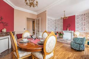 a dining room with a table and chairs at Le Louis XV Halte à Reims centre in Reims