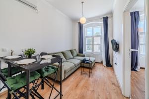 Ruang duduk di Old Town Heritage Apartments