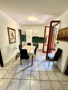 Una cocina y un comedor con mesa y sillas. en Eden Beach Appartamento Tamerici, en Marina di Sorso