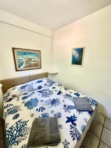 Un dormitorio con una cama azul y blanca en una habitación en Eden Beach Appartamento Tamerici, en Marina di Sorso