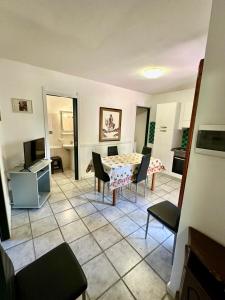 una sala de estar con una mesa y sillas en Eden Beach Appartamento Tamerici, en Marina di Sorso 4 fotos más