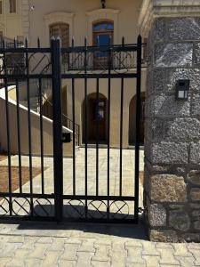 una puerta negra frente a un edificio en Bel Room, en Korçë
