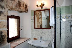 Koupelna v ubytování Albergo Diffuso - Rocca Calascio