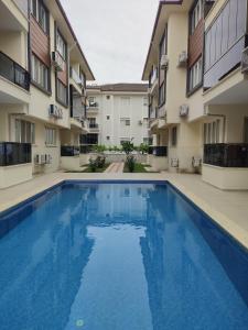 a swimming pool in the courtyard of a building at Umut's Hause in Bezkesen