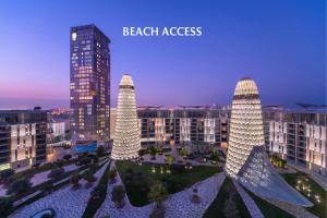 vista su una città con edifici alti di notte di Banyan Tree Doha At La Cigale Mushaireb a Doha