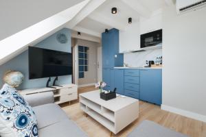 a living room with a blue accent wall at Pulaski Residence in Ełk