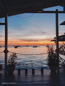 Pulau Mabul にあるMabuls Only Private Over-Water House Rentalの海上の夕日