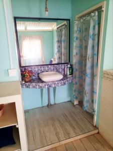 Pulau Mabul にあるMabuls Only Private Over-Water House Rentalの洗面台と鏡のあるバスルーム
