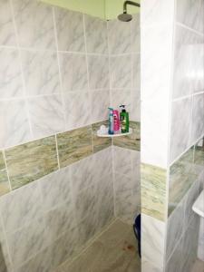 Pulau Mabul にあるMabuls Only Private Over-Water House Rentalの大理石タイルのバスルーム(シャワー付) +49枚の写真