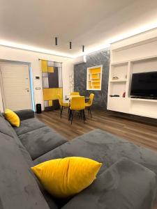 sala de estar con sofá y mesa de comedor en La casina nei casali Sabina Reatina, en Monteleone Sabino