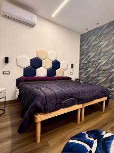 Un dormitorio con una cama grande en una habitación. en La casina nei casali Sabina Reatina, en Monteleone Sabino