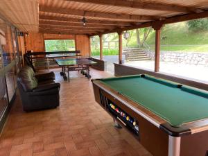 Biliár nebo kulečník v ubytování Casa del Lampone - Bungalow mit Gardaseeblick