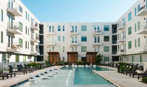 Kolam renang di atau dekat dengan Luxury 3-BR Apartment