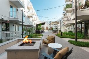 un patio con mesa y zona para hacer hogueras y sillas en Beautiful 3 bedroom oasis close to downtown, en Austin