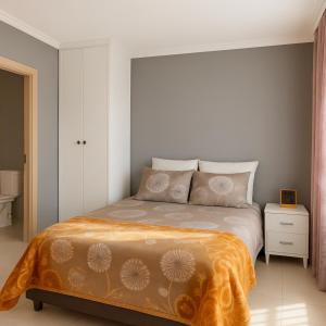 - une chambre avec un lit recouvert d'une couverture orange dans l'établissement THE 643 Guesthouse, à Roodepoort