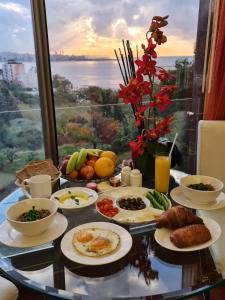 ein Frühstückstisch mit Frühstücksspeisen auf einem Tisch mit Aussicht in der Unterkunft Hotel Xperience in Jounieh