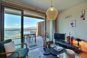 ein Wohnzimmer mit Bergblick in der Unterkunft ARC 1600, LE RIDGE, Appartement 08 personnes Vue Montagne - ski aux pieds - Sauna, Hammam, Piscine in Arc 1600