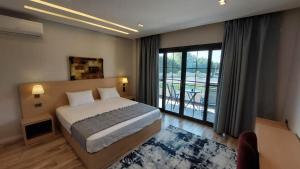 um quarto com uma cama e uma janela grande em Maison 7 New Cairo em Cairo