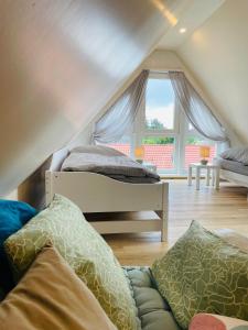 プレローにあるPrerower Ferienwohnungのベッドルーム1室(屋根裏部屋、二段ベッド2組付)