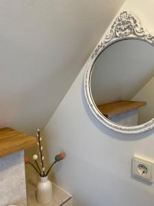 プレローにあるPrerower Ferienwohnungの壺の壁鏡