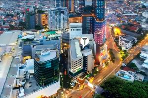 una vista aérea de una ciudad por la noche en Tunjungan Hotel, en Surabaya