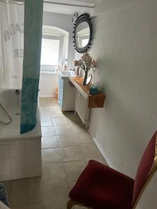 een badkamer met een bad, een wastafel en een spiegel bij Kant in Berlijn +17 foto's