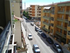 vistas a una calle de la ciudad con coches aparcados en Casa Baleari 28C, en Alghero