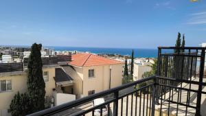 a view of the ocean from a balcony of a building at Ferienwohnung mit Meerblick in Khlorakas