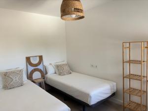 ペニスコラにあるVilla ISLAのベッド2台と棚付きの部屋 +22枚の写真