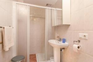 ein Badezimmer mit Dusche, Waschbecken und Toilette in der Unterkunft E327 Maristany by Mallorca Villa Selection in Alcúdia + 23 Fotos