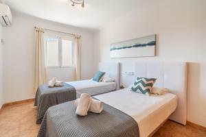 ein Schlafzimmer mit zwei Betten und einem Fenster in der Unterkunft E327 Maristany by Mallorca Villa Selection in Alcúdia