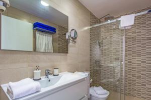 une salle de bain avec lavabo et douche dans l'établissement Villa Alana by Villa Plus, à Corralejo 36 autres photos