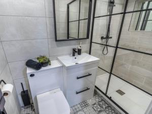 Φωτογραφία από το άλμπουμ του 5 Bed Villa-Sleeps 10-Hot Tub-Bar & Pool table στο Ντονκάστερ