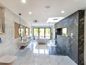 Φωτογραφία από το άλμπουμ του 5 Bed Villa-Sleeps 10-Hot Tub-Bar & Pool table στο Ντονκάστερ +32 φωτογραφίες