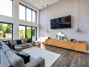 Μια τηλεόραση ή/και κέντρο ψυχαγωγίας στο 5 Bed Villa-Sleeps 10-Hot Tub-Bar & Pool table