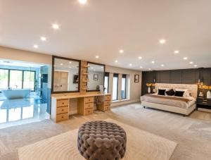 Η κουζίνα ή μικρή κουζίνα στο 5 Bed Villa-Sleeps 10-Hot Tub-Bar & Pool table