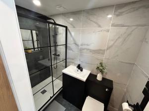 Ένα μπάνιο στο 5 Bed Villa-Sleeps 10-Hot Tub-Bar & Pool table +32 φωτογραφίες