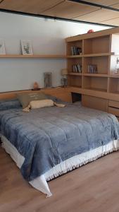 ein großes Bett in einem Zimmer mit Holzregalen in der Unterkunft Apart club San Pedro in San Pedro + 43 Fotos