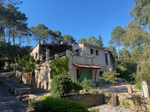 een huis midden in een bos bij Les Bosquets in Lorgues