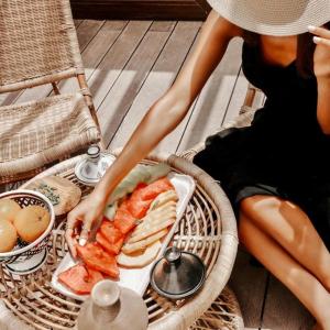 エル・アラメインにあるLe Sidi Cabanaの食べ物の入ったバスケットを持って椅子に座っている女性 +21枚の写真