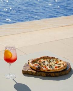 エル・アラメインにあるLe Sidi Cabanaのワインの横のテーブルにピザ