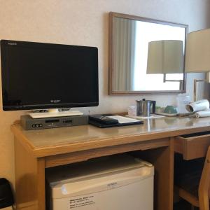 Una televisión o centro de entretenimiento en 小山グランドホテル 4 fotos más