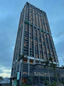 下龙湾Studio ICON40的有很多窗户的高楼