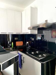 Dapur atau dapur kecil di Magenta Apartment +11 gambar
