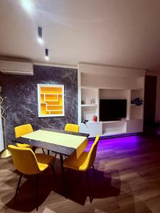 Un comedor con una mesa y sillas amarillas. en La casina nei casali Sabina Reatina, en Monteleone Sabino 2 fotos más