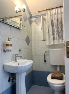 ein Badezimmer mit Waschbecken und Toilette in der Unterkunft Koukida House in Donousa
