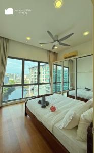 a bedroom with a large bed with a large window at Maison life 小居屋 The Loft Imago in Kota Kinabalu